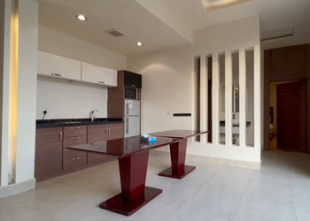 شاليه بمسطح اخضر ومسبح 