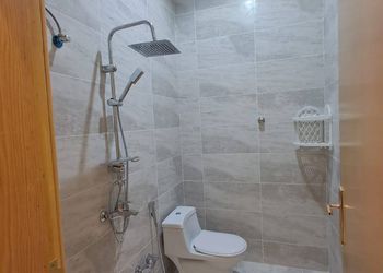 شقة بغرفة معيشة وغرفتين نوم 