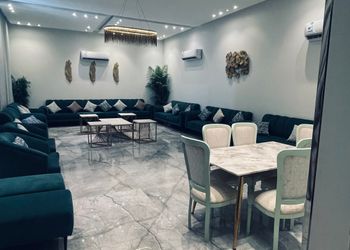 استراحة بألعاب أطفال ومسطح اخضر