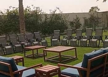 استراحة بمجالس ومسطحات خضراء