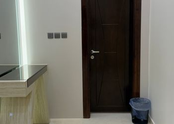 شاليه بمسطح اخضر ومسبح 