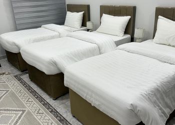 شقة بثلاث غرف نوم وصالة جلوس 
