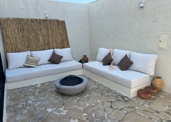 شاليه بجلسة تطل على مسبح خارجي 
