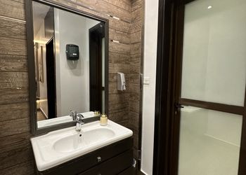 شاليه بألعاب أطفال ومسبح خارجي