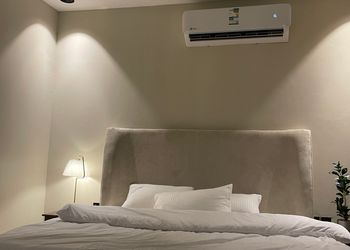 شقة بصالة أنيقة ودخول ذاتي