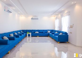 استراحة بمسبح و مسطح اخضر
