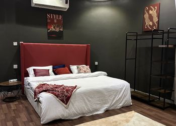 استديو بأثاث مريح وبسيط 