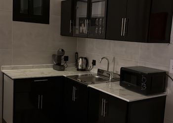 شقة بغرفة معيشة وغرفة نوم 