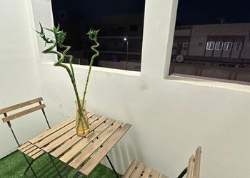 شقة بصالة انيقة وغرفة نوم