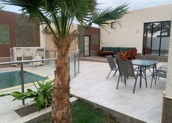 شاليه بمسطح اخضر و مسبح
