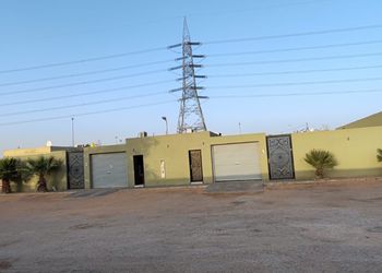 شاليه بمسطح اخضر وجلسة خارجية 
