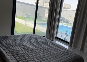 شاليه بمسطح اخضر ومسبح 