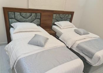 شقة بغرفتين نوم وبأثاث مريح 