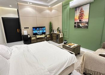 استديو بأثاث مريح وبسيط