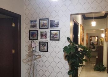 شقة بغرفة جلوس وثلاث غرف نوم 