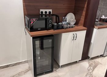 استديو بأثاث مريح وبسيط 
