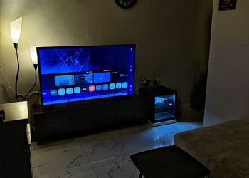 شقة بصالة أنيقة ودخول ذاتي