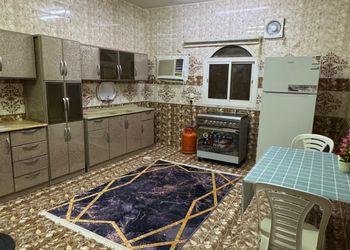 شقة بغرف نوم وصالة ومجلس 
