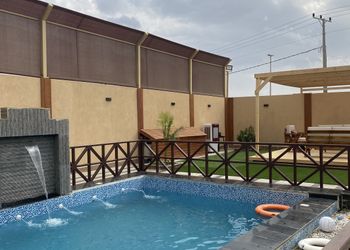 شاليه بجلسة خارجية ومسبح 