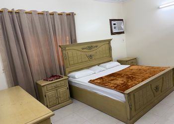 شقة بغرفتين نوم وصالة ومجلس 