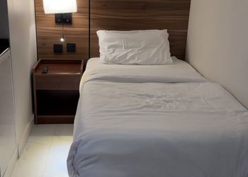 استديو بأثاث مريح وبسيط 