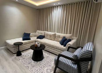 شقة بدخول ذاتي وصالة أنيقة 