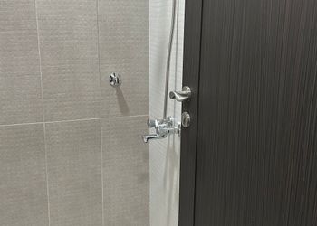 مزرعة بمسطح اخضر وجلسة
