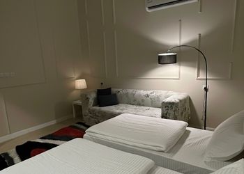 شاليه بمسطح اخضر وجلسة خارجية 