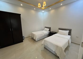 شاليه بممسبح خارجي ومسطح اخضر