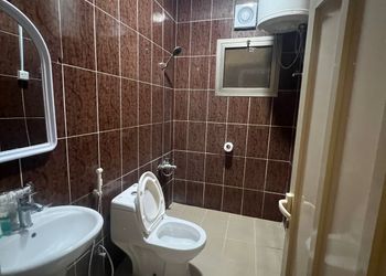 شقة بصالة مريحة وغرفة نوم 