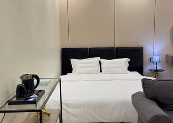 استديو بسرير ماستر وأثاث مريح 