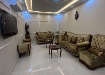 شقة بصالة وثلاث غرف نوم 