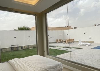 شاليه بمسطح اخضر والعاب مائية