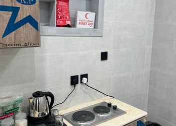 استديو بسرير ماستر وأثاث مريح 