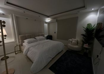 استديو بأثاث مريح وبسيط 