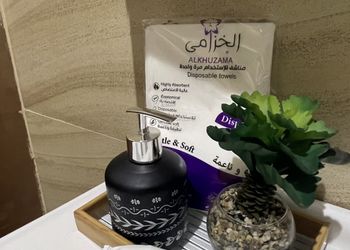 شقة بغرفة جلوس وغرفتين نوم 