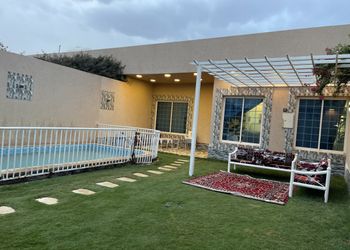 شاليه بجلسة خارجية ومسطح اخضر