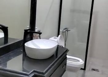 شاليه بجلسة خارجية ومسطح اخضر