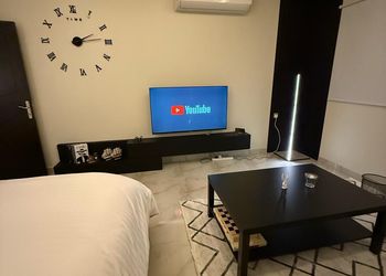 استديو بأثاث مريح وبسيط