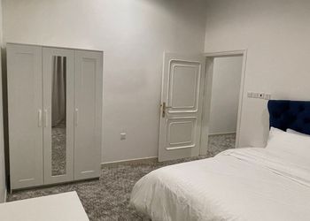 شقة بصالة وثلاث غرف نوم 