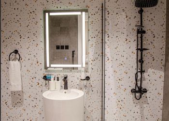 شقة بصالة أنيقة ودخول ذاتي