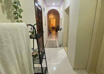 شقة بصالة مريحة وغرفة نوم 