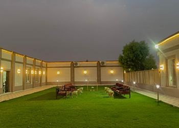 استراحة بمسطح اخضر ومجالس