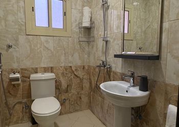 شقة بصالة مريحة وغرفتين نوم 