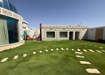 شاليه بمسطح اخضر ومسبح 