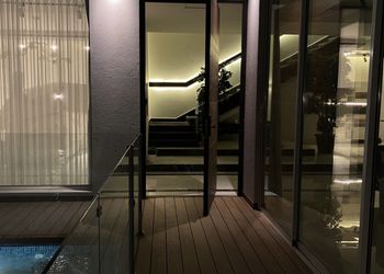 شاليه بجلسة تطل على مسبح خارجي 