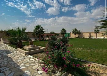 استراحة بمسبح داخلي والعاب اطفال (قسمين)