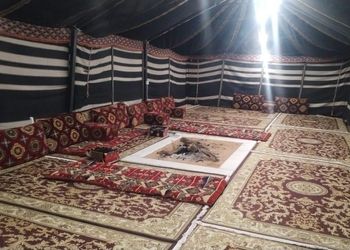مخيم ببيت شعر و جلسة خارجية