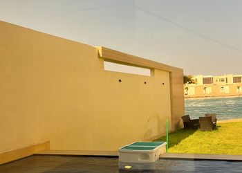 شاليه بصالة جلوس مطلة على المسبح