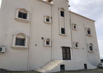شقة بصالة جلوس وثلاث غرف نوم 